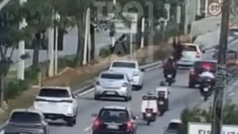 Imagem de câmera de monitoramento mostra veículos e motocicletas trafegando pela BR-101, em Natal