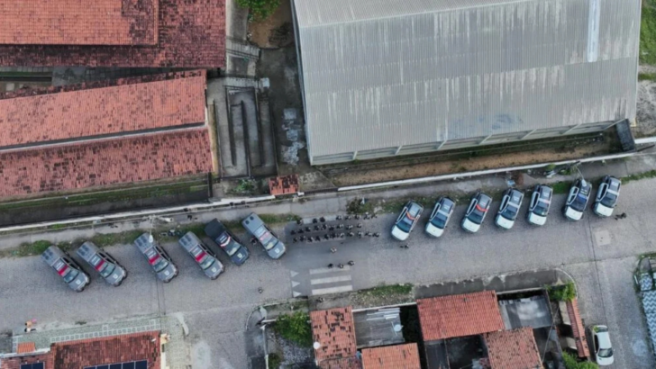 Vista aérea mostra viaturas e policiais mobilizados durante operação policial em Natal