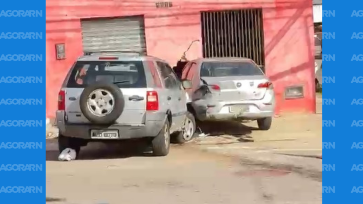 Dois veículos danificados após colisão diante de estabelecimento no bairro do Alecrim, em Natal