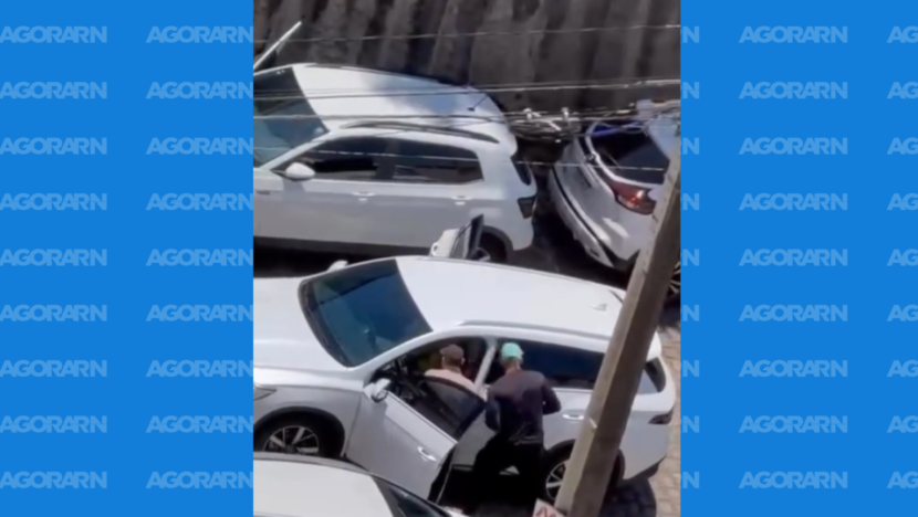 Imagem mostra abordagem a ocupantes de um veículo durante ação policial.