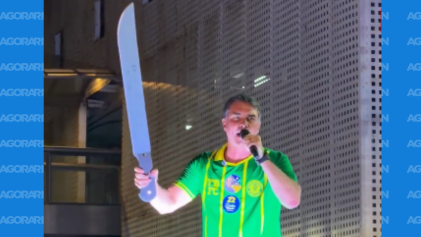 Flávio Bolsonaro utilizou um facão fictício durante agenda no Recife, na noite desta quarta-feira 16, ao voltar a defender castração para condenados por abuso sexual. - Foto: reprodução