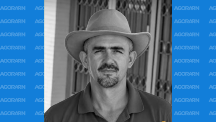Imagem em preto e branco mostra homem usando chapéu e camisa polo