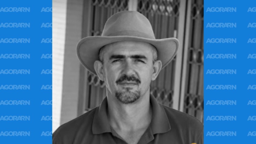 Imagem em preto e branco mostra homem usando chapéu e camisa polo