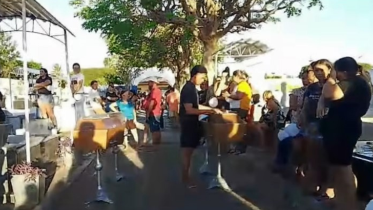 Pessoas reunidas durante cerimônia de velório realizada em Santa Cruz, no interior do Rio Grande do Norte