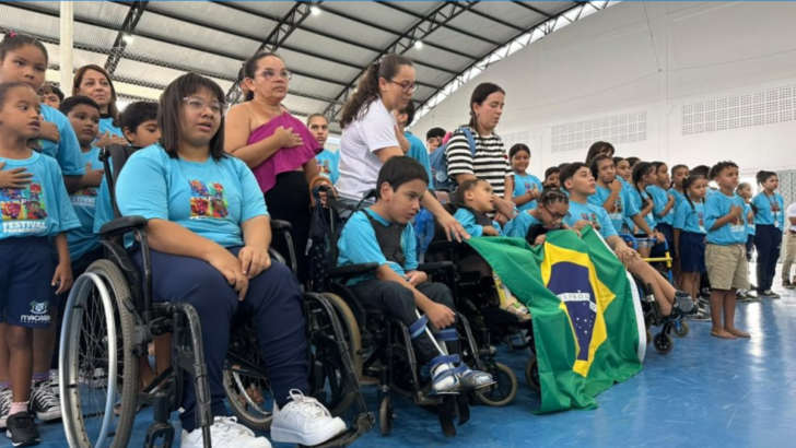Crianças e adolescentes, incluindo participantes em cadeiras de rodas, reunidos em ginásio durante atividade esportiva
