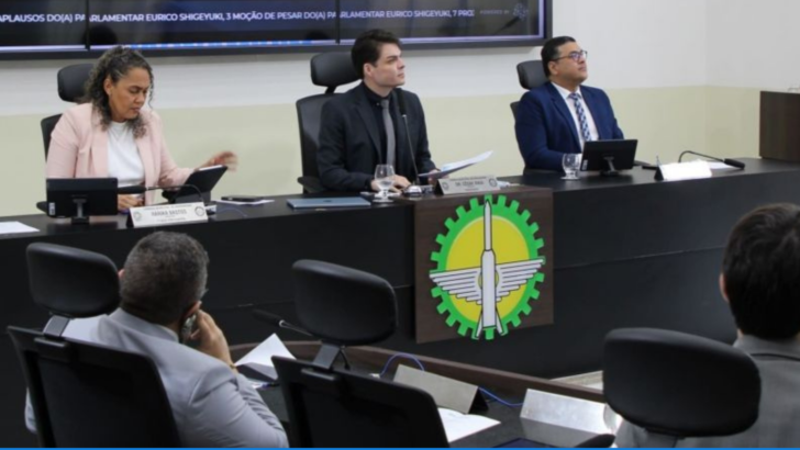 Vereadores participam de sessão no plenário da Câmara Municipal de Parnamirim
