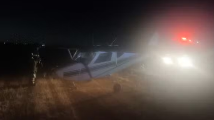 Avião saiu da pista durante pouso no Aeródromo Ruy Mariz, em Caicó; o piloto não ficou ferido, segundo os bombeiros - Foto: Divulgação/Corpo de Bombeiros