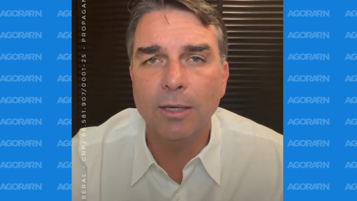 Flávio Bolsonaro aparece de camisa branca em vídeo