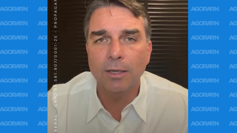 Flávio Bolsonaro aparece de camisa branca em vídeo