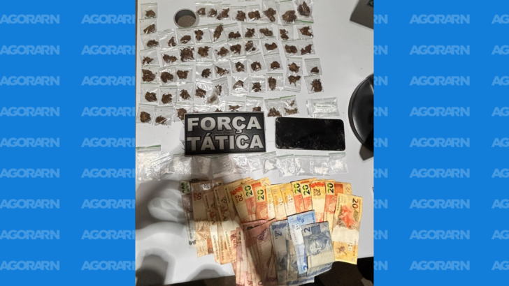 Força Tática do 10º BPM apreendeu 70 porções de substância análoga à maconha, R$ 732,30 em espécie e um celular durante abordagem em Assú - Foto: PMRN