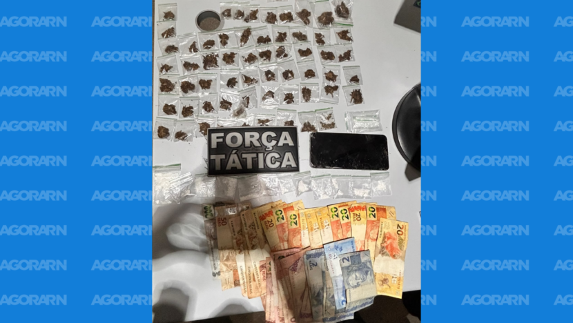 Força Tática do 10º BPM apreendeu 70 porções de substância análoga à maconha, R$ 732,30 em espécie e um celular durante abordagem em Assú - Foto: PMRN