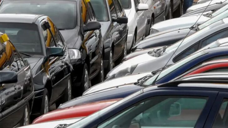 Carros estacionados em fila