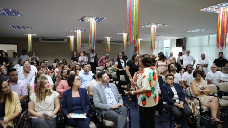 Fátima Bezerra conversa com participantes de cerimônia na Governadoria