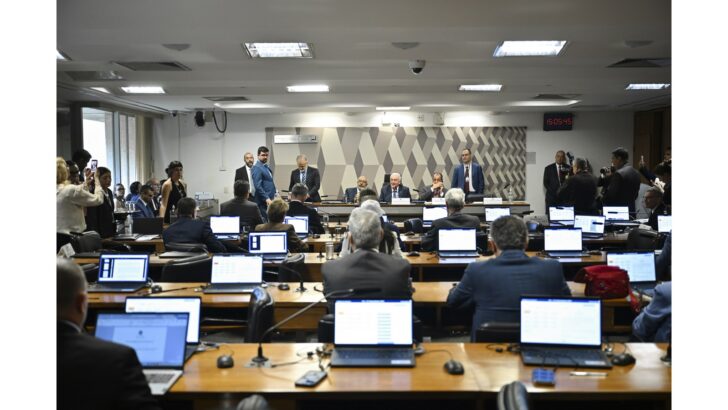 Senadores reunidos na CCJ durante votação