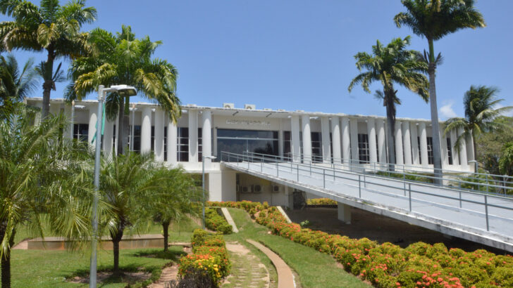 Prédio da Governadoria, no Centro Administrativo do Rio Grande do Norte, cercado por palmeiras