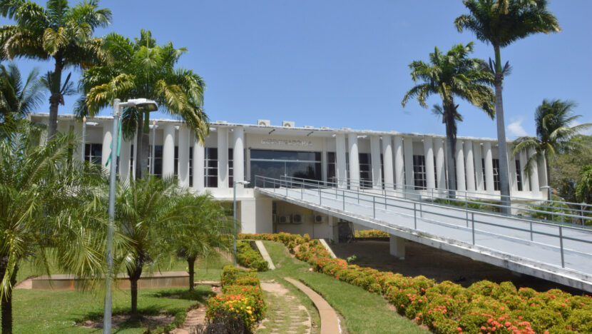 Prédio da Governadoria, no Centro Administrativo do Rio Grande do Norte, cercado por palmeiras