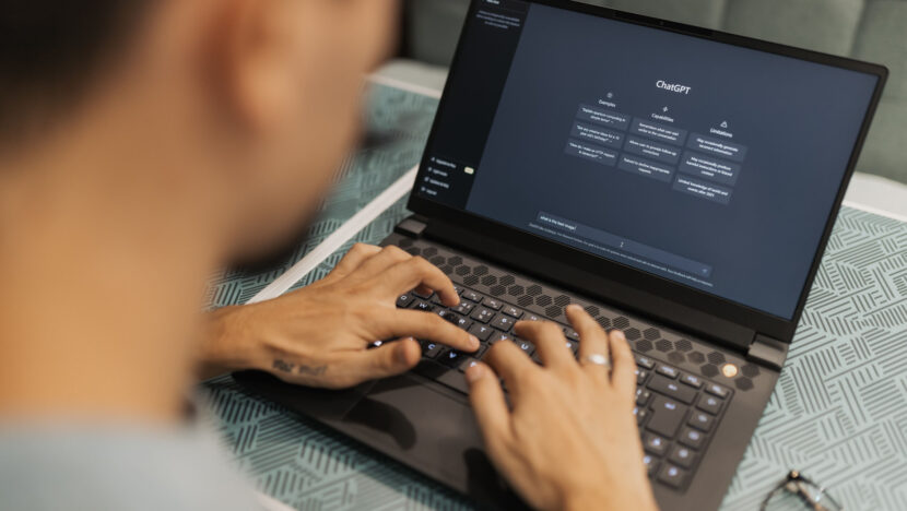 Tela de laptop exibindo a interface do ChatGPT
