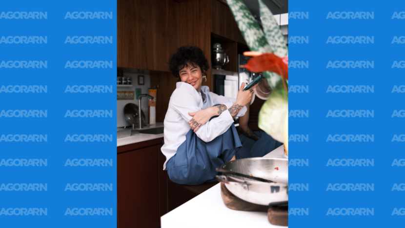 Irina Cordeiro prepara um prato em uma cozinha