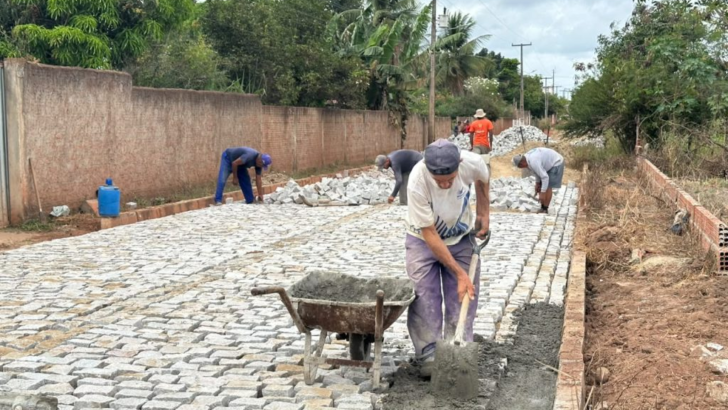 Trabalhadores executam pavimentação em paralelepípedos na comunidade de Japecanga, em Macaíba