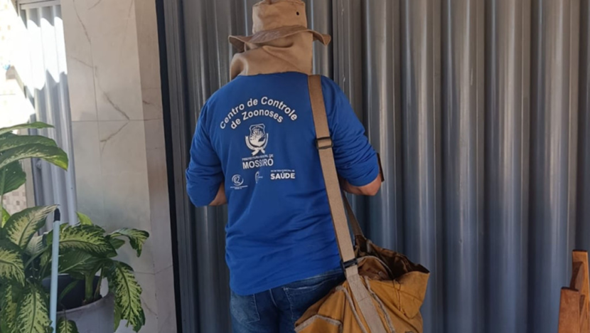 Agente do Centro de Controle de Zoonoses de Mossoró visita residência durante ação contra o mosquito da dengue