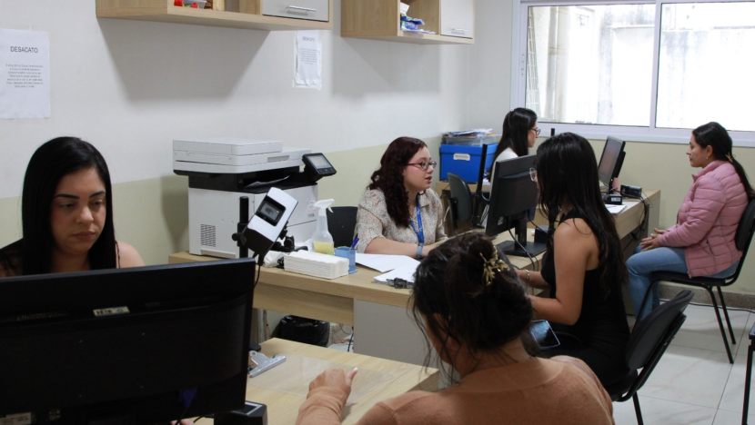 Atendimento para emissão da Carteira de Identidade Nacional na Sala do Cidadão da Câmara de Parnamirim