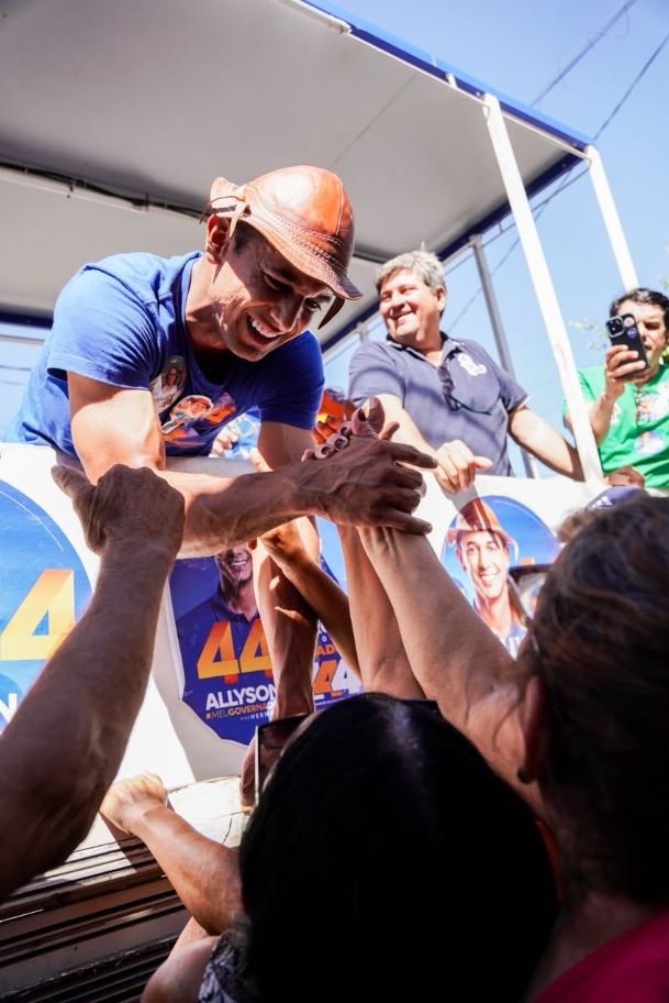 Allyson Bezerra cumprimenta apoiadores durante ato de campanha