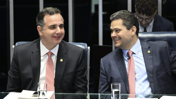 Rodrigo Pacheco e Davi Alcolumbre lado a lado durante sessão na Mesa do Senado