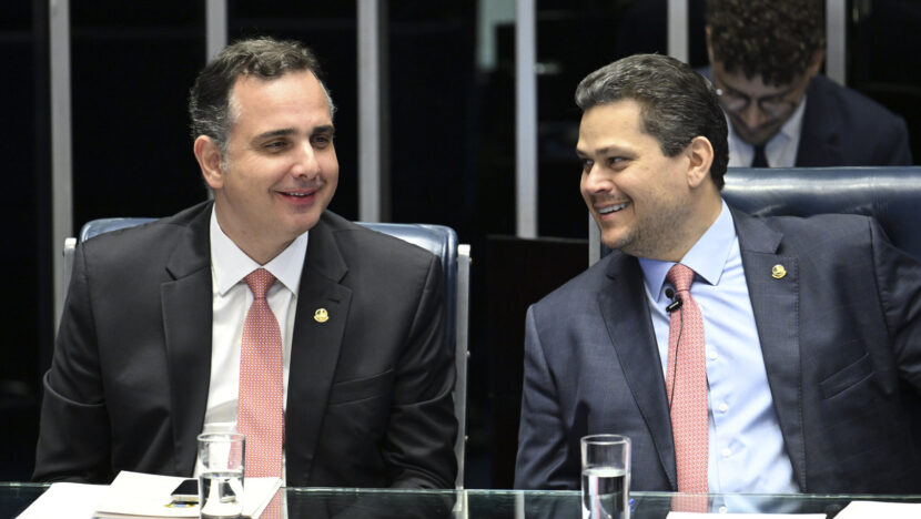 Rodrigo Pacheco e Davi Alcolumbre lado a lado durante sessão na Mesa do Senado