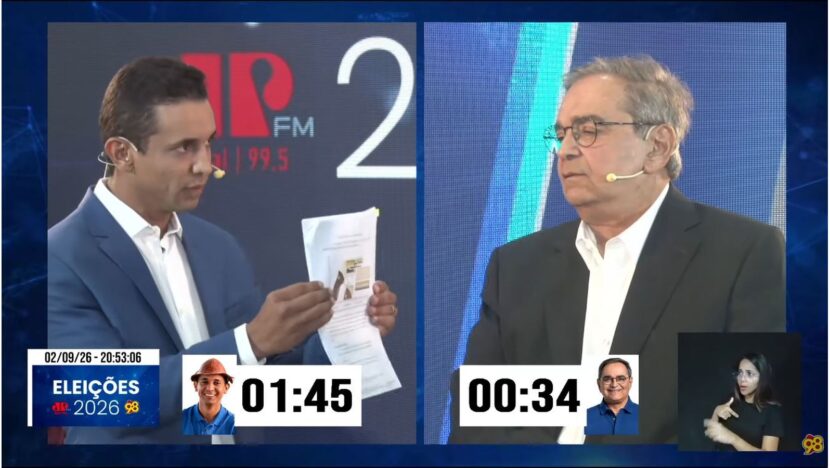 Allyson Bezerra mostra documento a Álvaro Dias durante debate eleitoral