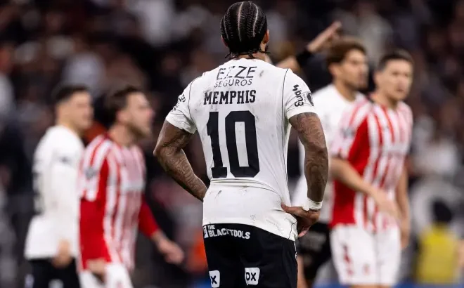 Memphis Depay durante partida do Corinthians contra o Estudiantes pela Libertadores
