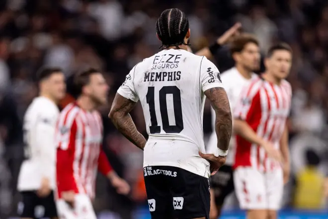 Memphis Depay durante partida do Corinthians contra o Estudiantes pela Libertadores