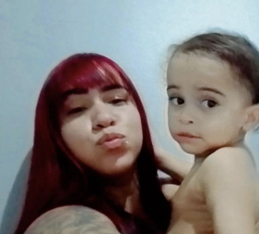 Arthur Kevin Araújo ao lado da mãe