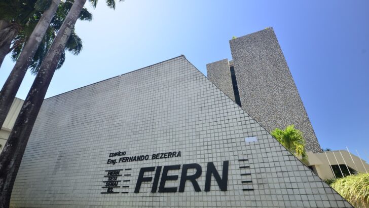 Fachada do edifício da Fiern, em concreto, com o letreiro da federação e o nome Edifício Engenheiro Fernando Bezerra