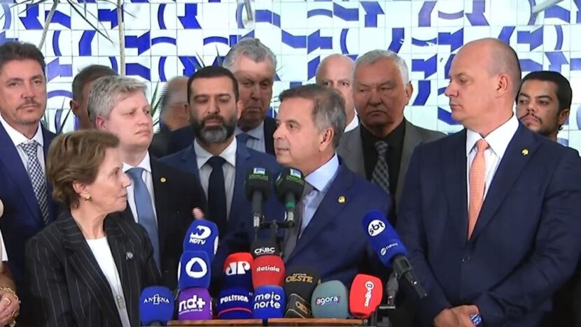 Parlamentares da oposição durante entrevista no Congresso Nacional