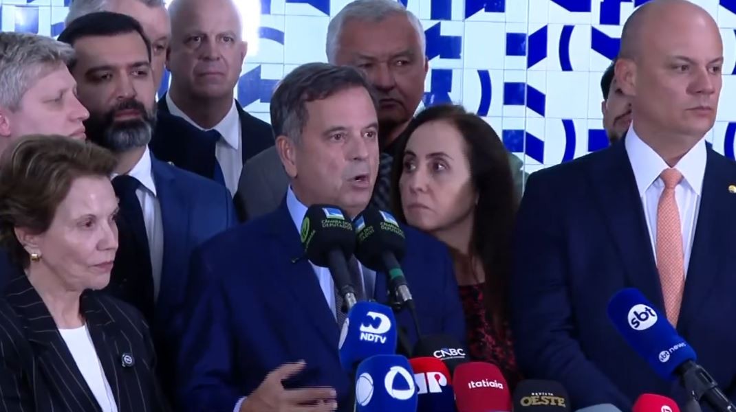Parlamentares da oposição reunidos para falar sobre Alexandre de Moraes