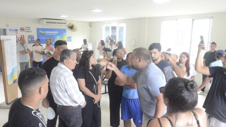 Familiares e amigos de Arthur Kevin em protesto na Prefeitura de Parnamirim