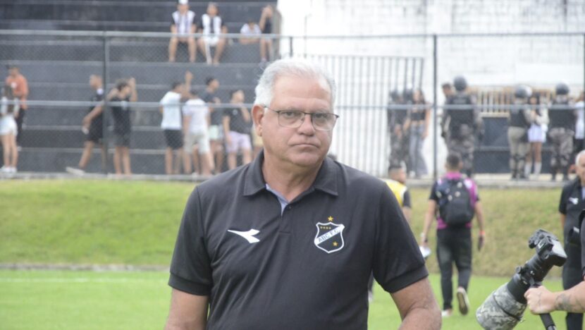 Técnico Waguinho Dias durante partida do ABC