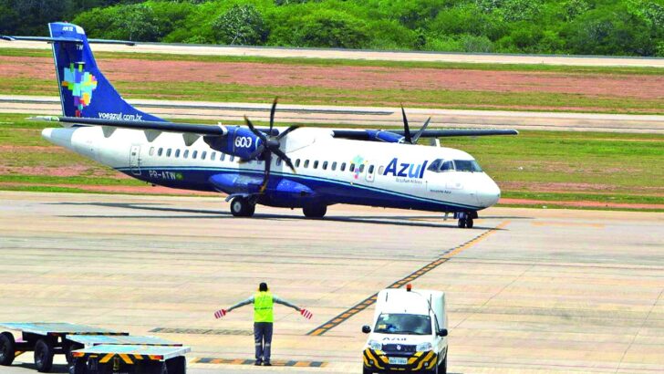 Avião da companhia Azul no aeroporto de Mossoró