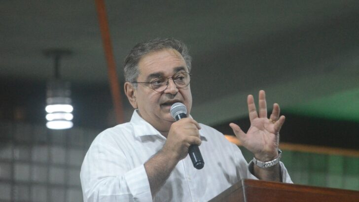 Álvaro Dias fala ao microfone durante evento político