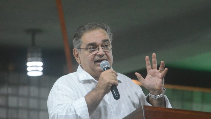 Álvaro Dias fala ao microfone durante evento político