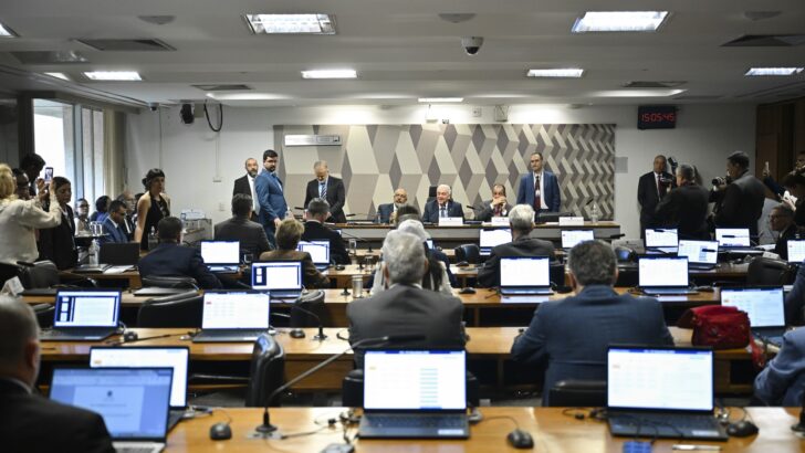 Senadores reunidos na CCJ durante votação