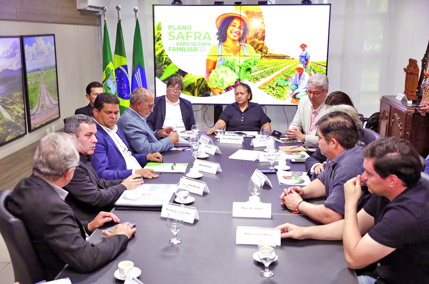 Representantes reunidos diante do painel do Plano Safra