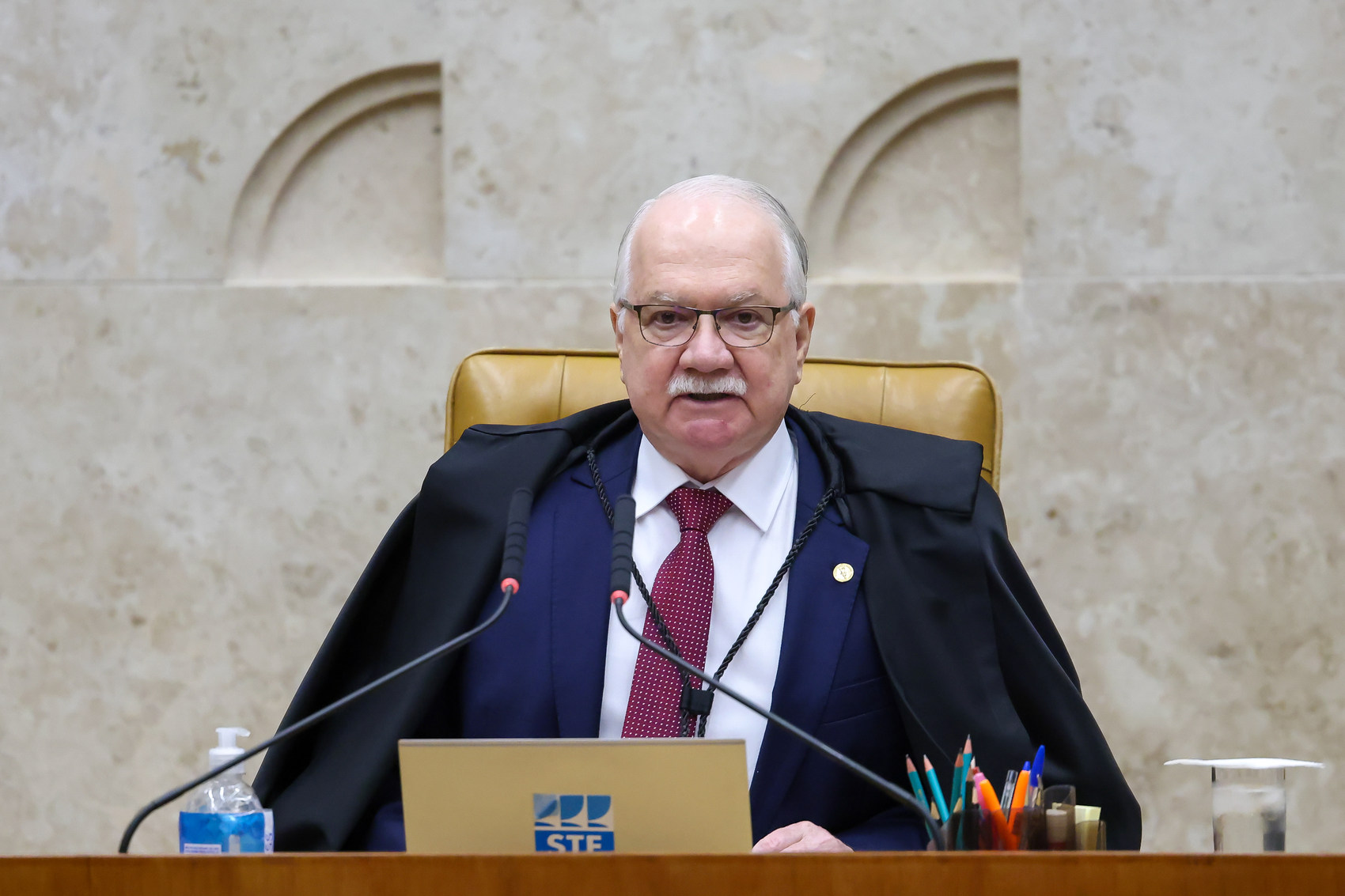 Edson Fachin durante sessão do plenário do STF