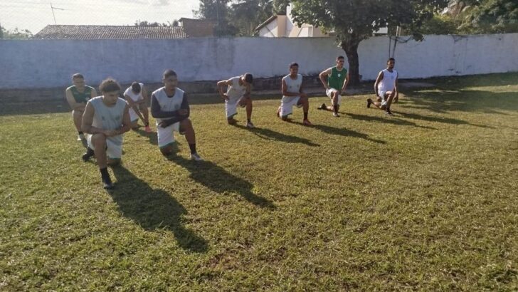 Jogadores do Alecrim realizam exercício físico em campo durante treinamento