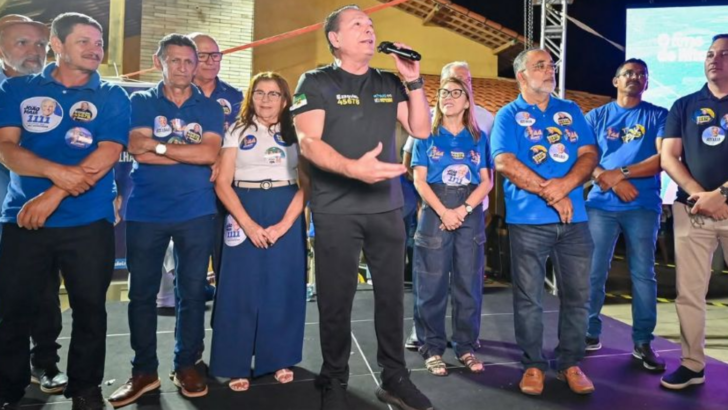 Ezequiel Ferreira fala ao microfone em palco durante evento político em Parazinho
