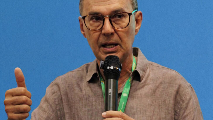 José Augusto de Freitas Rêgo, prefeito de Portalegre e presidente da Femurn, fala ao microfone