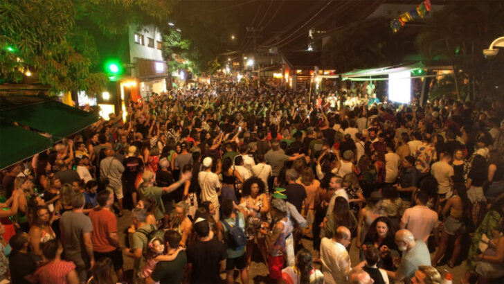 Público lotando a rua principal de Pipa durante evento noturno
