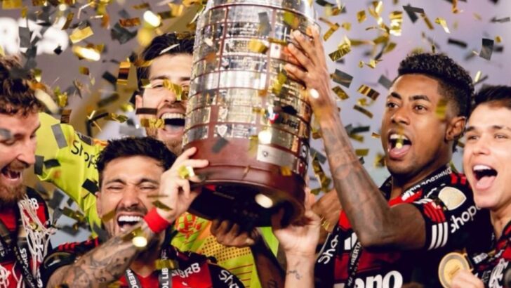 Jogadores do Flamengo levantam a taça do título da Libertadores de 2025
