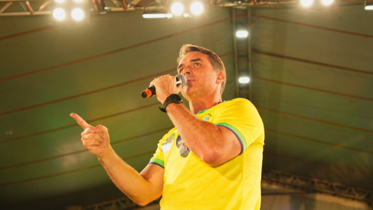 Flávio Bolsonaro em agenda de campanha
