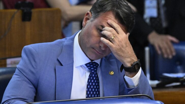 Senador Flávio Bolsonaro sentado durante sessão no Senado Federal